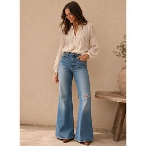 Levi's Ribcage Bell Jeans Women Sz 32 (33x31) Medium Wash Retro Flare Distress